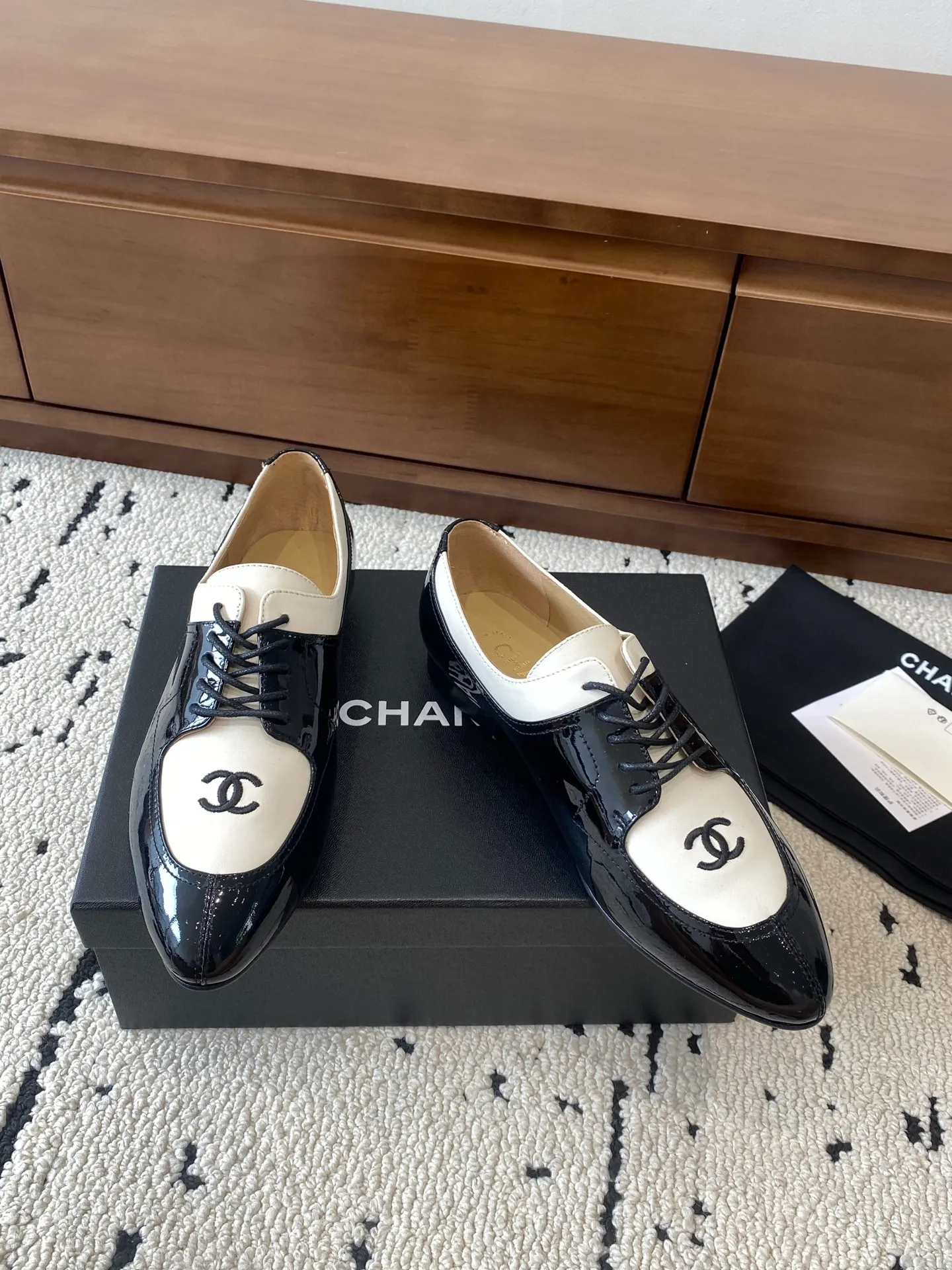 👟👟Ex-factory price 580👟👟 🍀CHANEL｜Chanel Xiaoxiang 25C new autumn and winter products, pointed-toe flat-soled deep-mouth shoes, full of retro style, elegant shoe shape, very pleasing to look at. The pointed toe makes the feet become thinner and looks slender. The classic double-C electric alluring design is particularly fashionable and elegant. The upper is made of top calf patent leather and the lining is silk sheepskin. It is super comfortable. Italian imported cowhide leather outsole. Size: 35-39 (customized 40/41) 👉 👉 👉 Buy now 👉 Buy now 👉